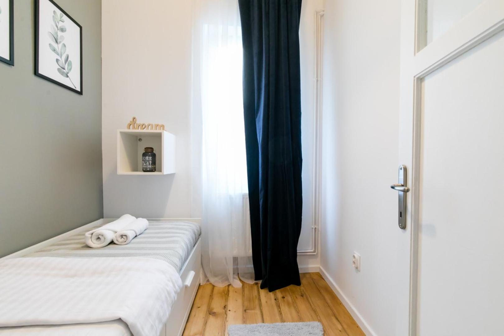 Heart Of The City - Cozy Apartments In Prime Location Bucharest Room photo