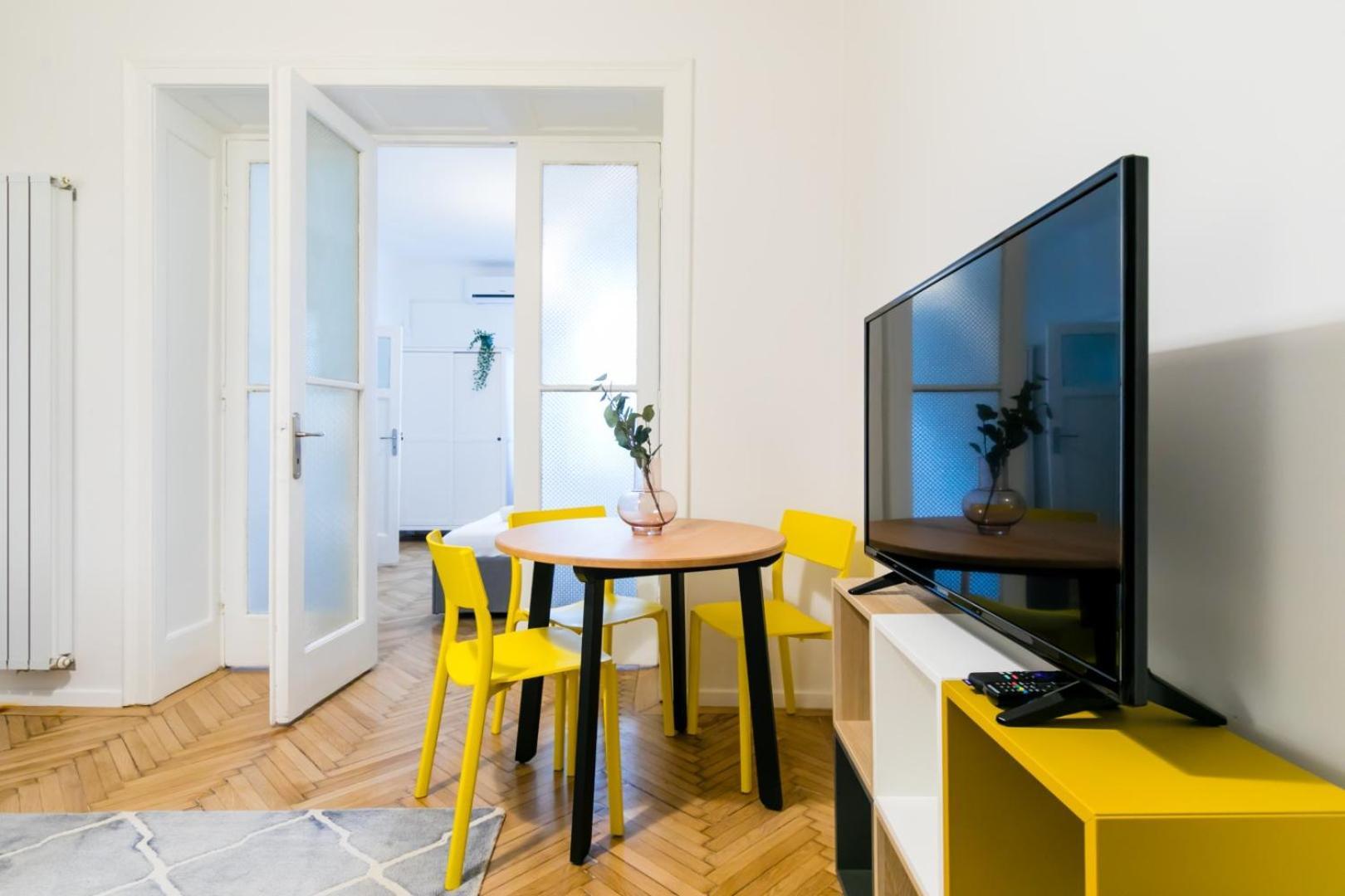 Heart Of The City - Cozy Apartments In Prime Location Bucharest Room photo
