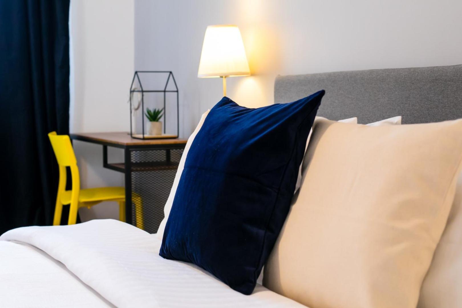 Heart Of The City - Cozy Apartments In Prime Location Bucharest Room photo