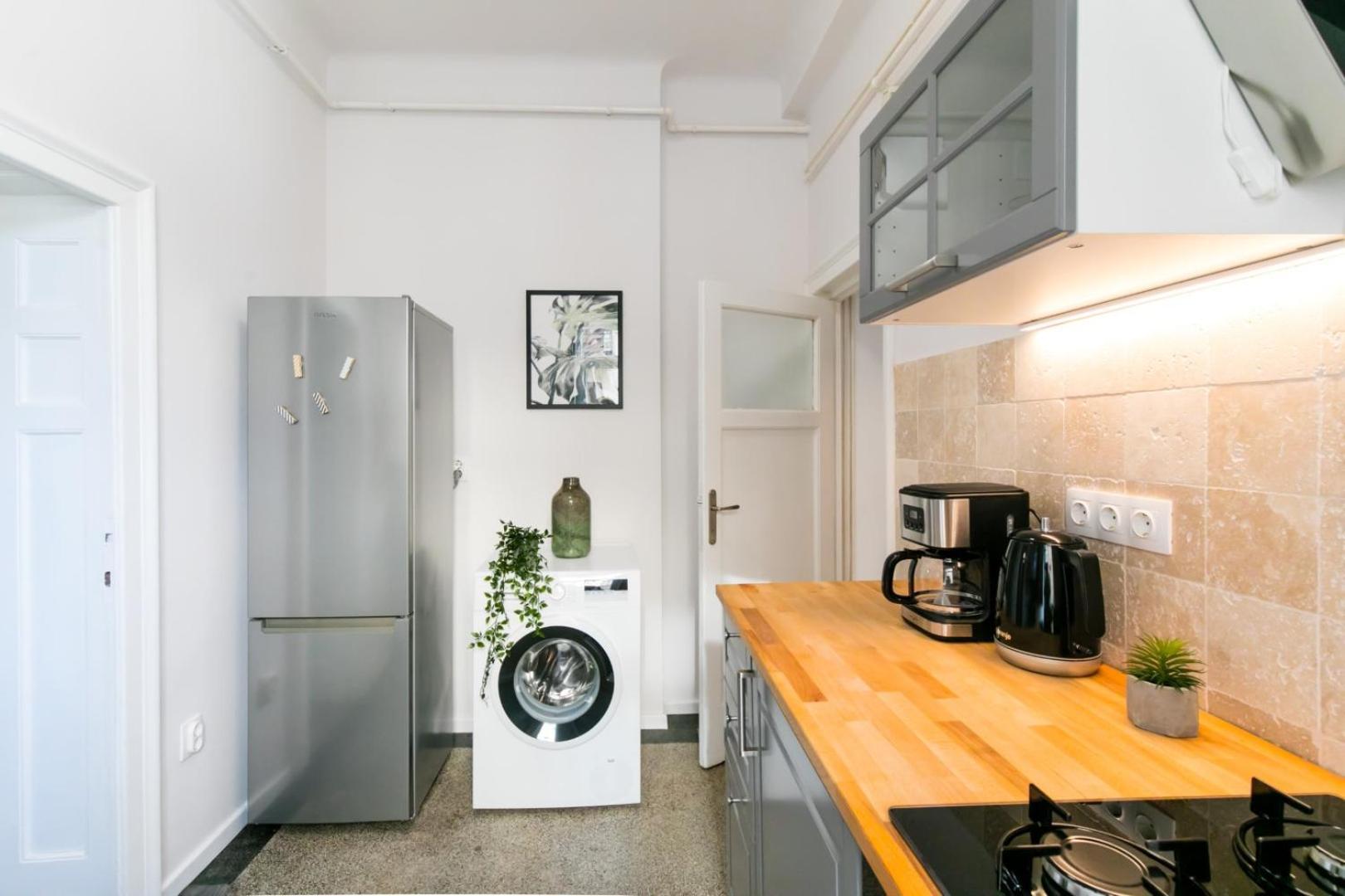 Heart Of The City - Cozy Apartments In Prime Location Bucharest Room photo