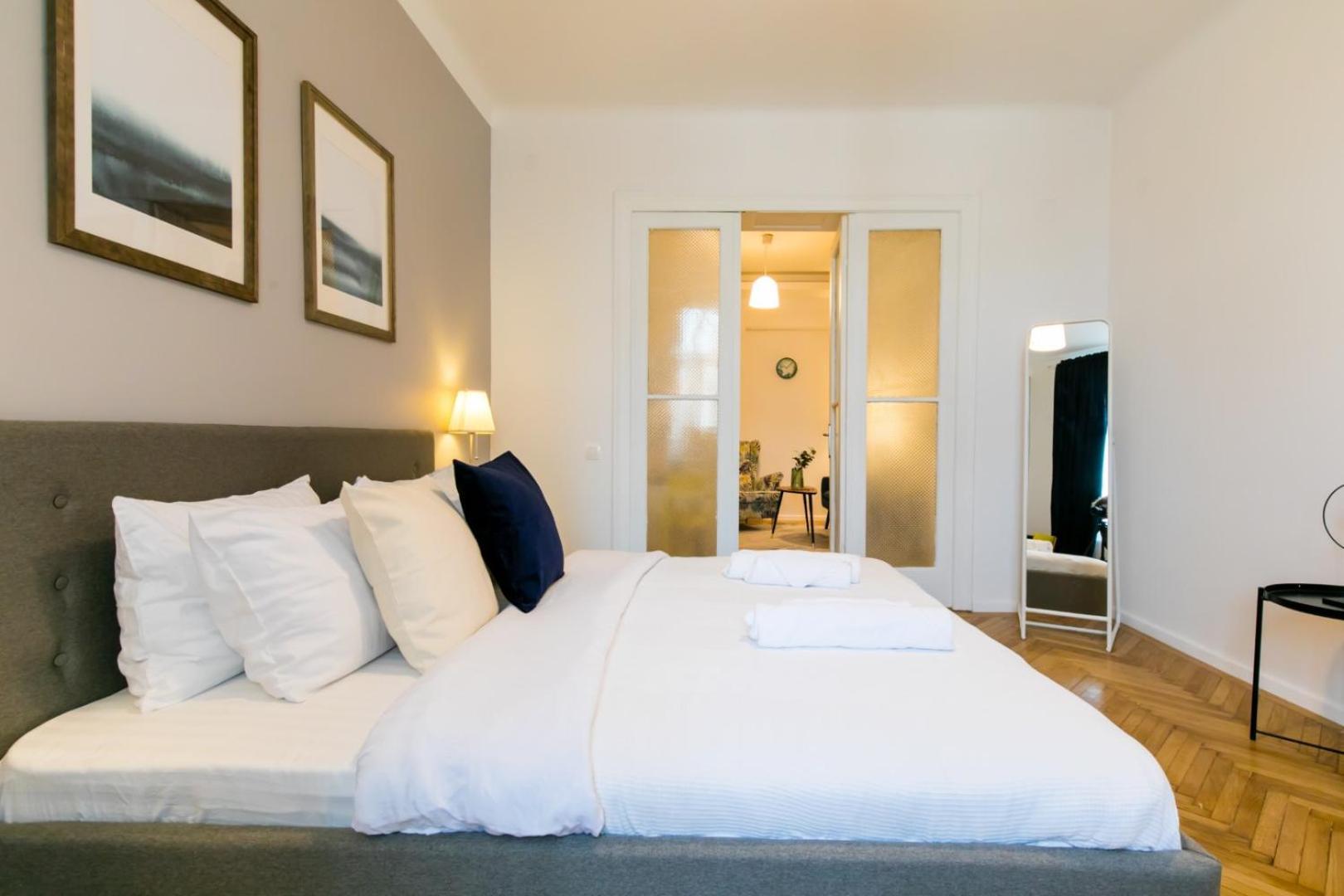 Heart Of The City - Cozy Apartments In Prime Location Bucharest Room photo
