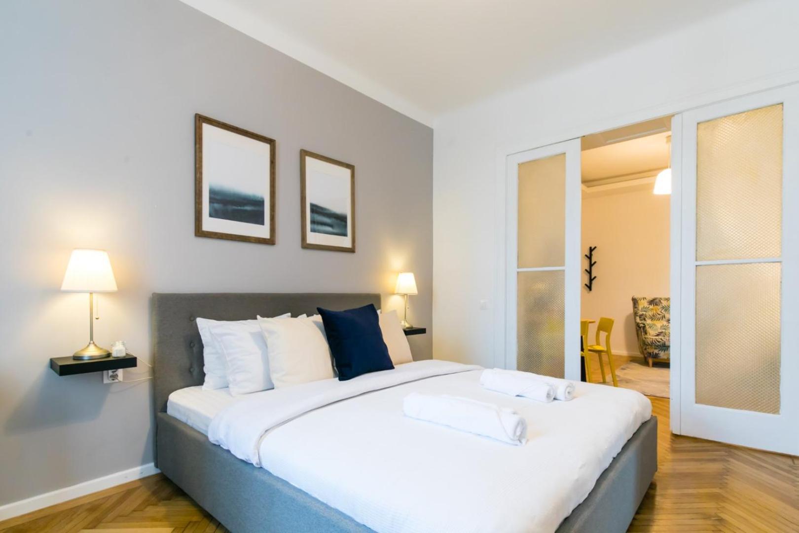 Heart Of The City - Cozy Apartments In Prime Location Bucharest Room photo