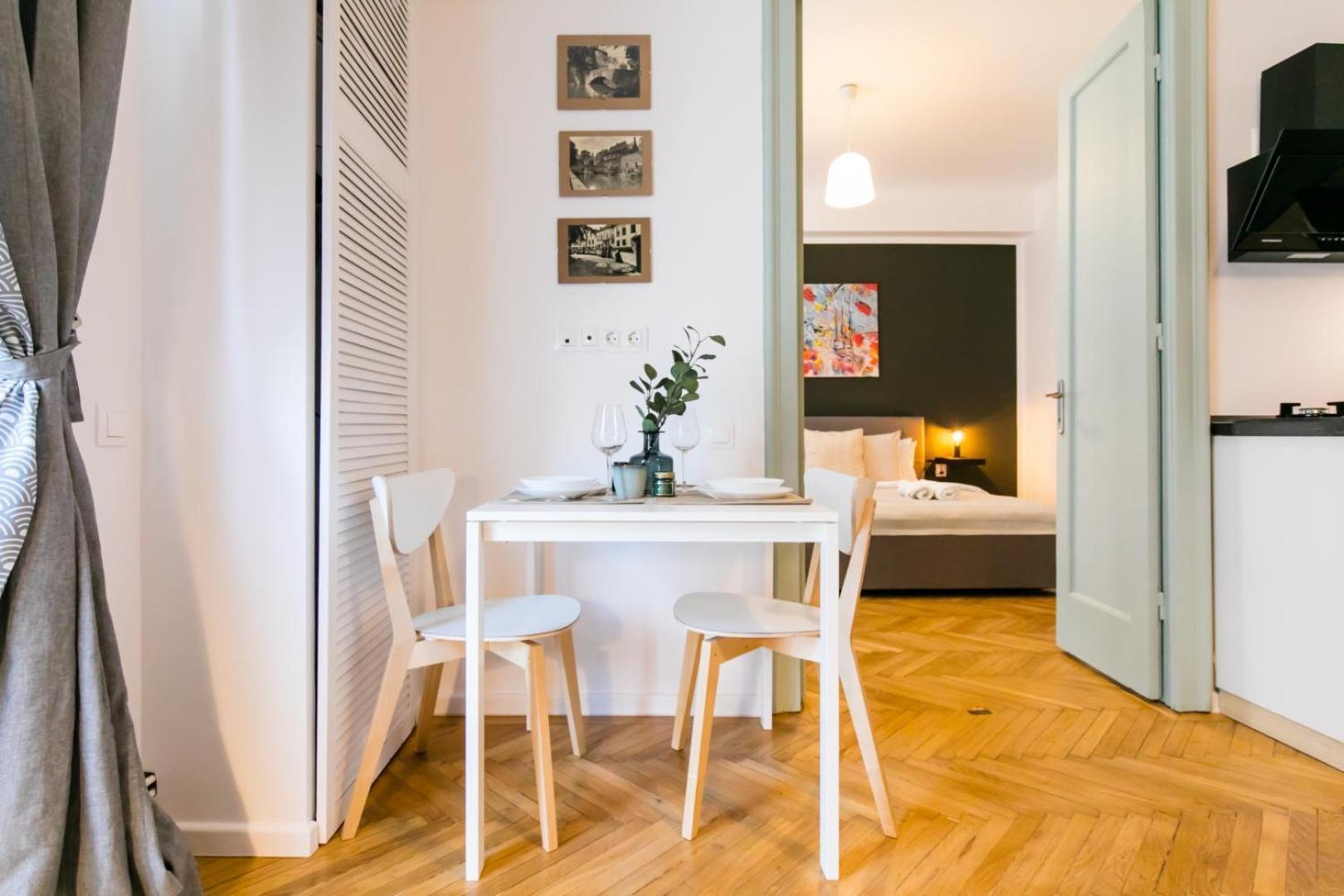 Heart Of The City - Cozy Apartments In Prime Location Bucharest Room photo