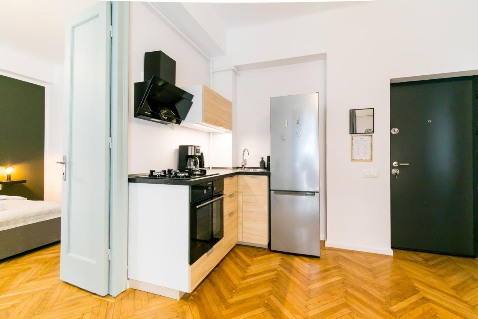 Heart Of The City - Cozy Apartments In Prime Location Bucharest Room photo