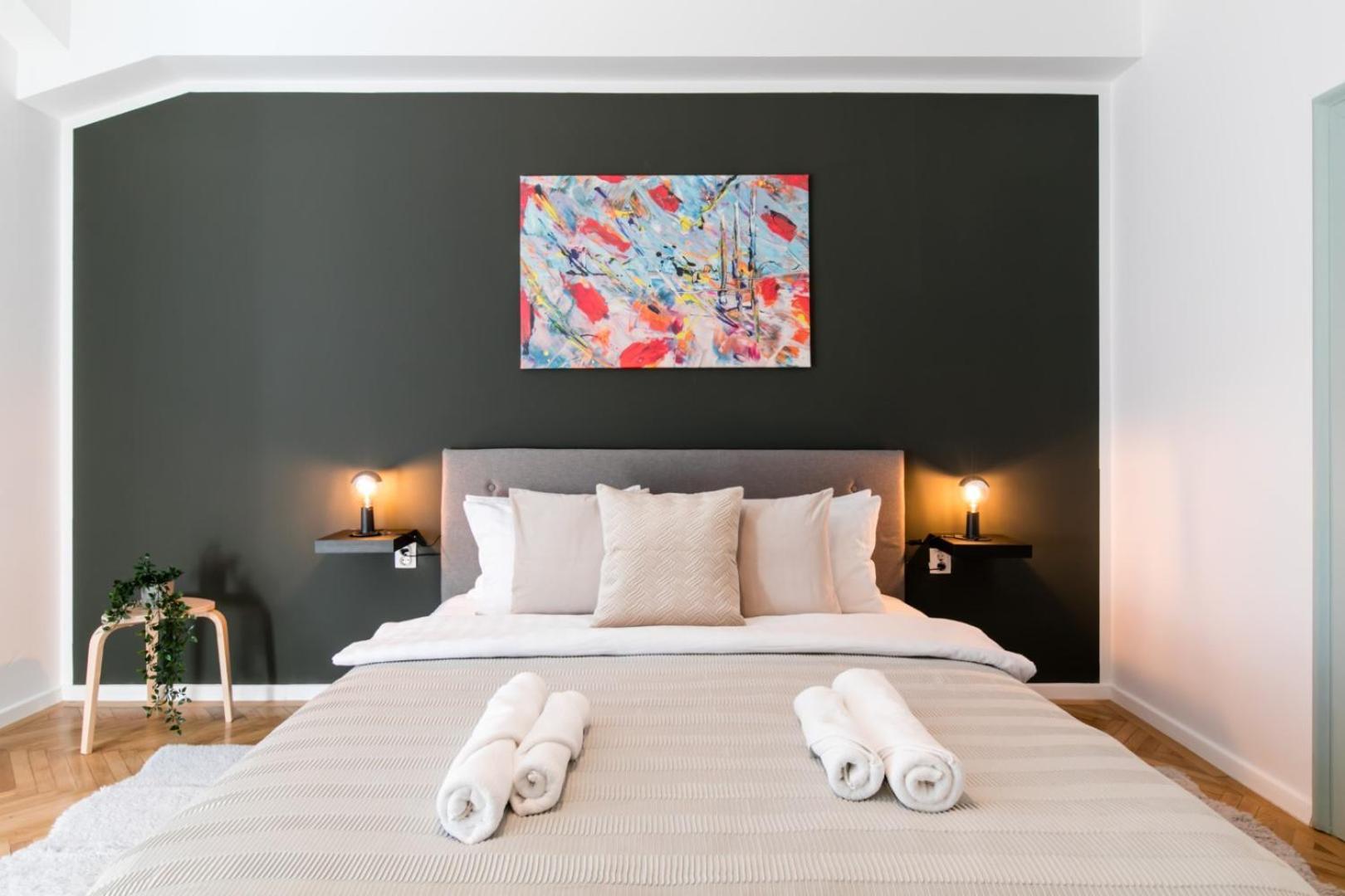 Heart Of The City - Cozy Apartments In Prime Location Bucharest Room photo